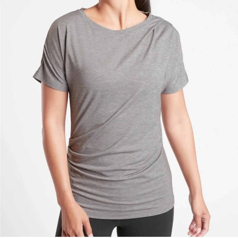 ♥️ ATHLETA Essence Tee Medium Soft Shirt Runched Sides Flattering Grey NWTS-$54 - Picture 3 of 8